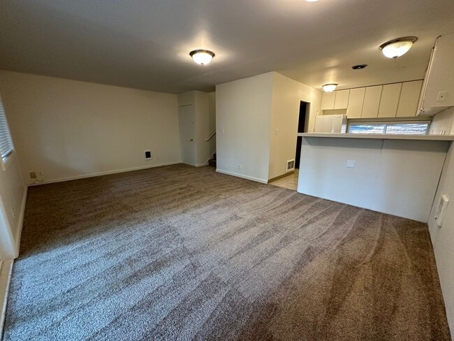 Building Photo - South Tabor 3 Bedroom 1.5 Bath Duplex Unit...
