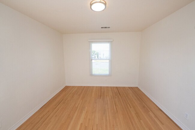 Building Photo - 3BR/2BA home with bonus room & additional ...