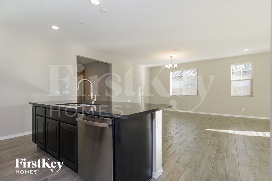 Building Photo - 8411 S 164th Dr