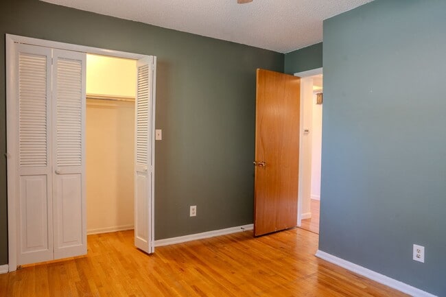 Building Photo - Spacious 6 bedroom home with 3 non conform...