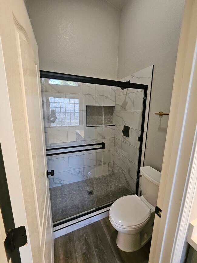 Building Photo - Beautiful, Spacious 4 Bedroom 2 Bathroom home