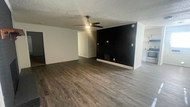 Building Photo - Beautiful Remolded Home minutes from Downt...