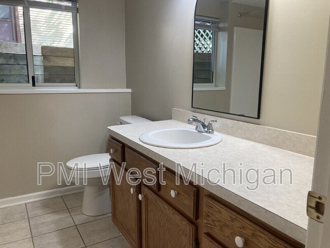 Building Photo - 2673 Woodmeadow Dr SE
