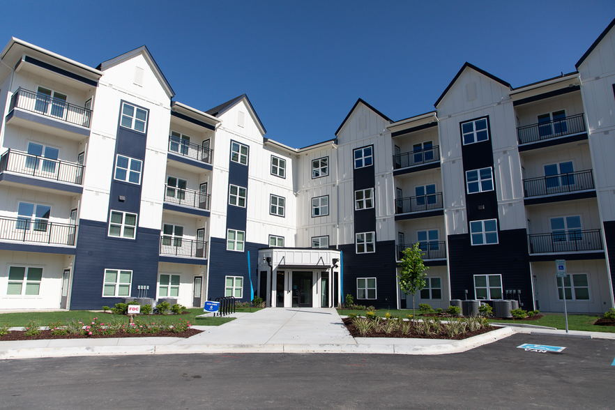 Building Photo - Point at Mid City