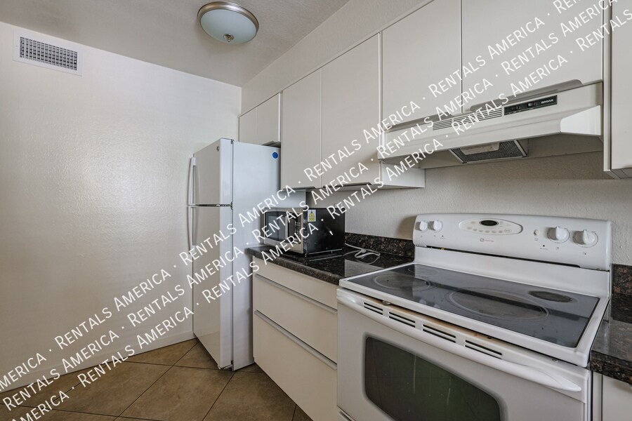 Building Photo - 1014 E Spence Ave