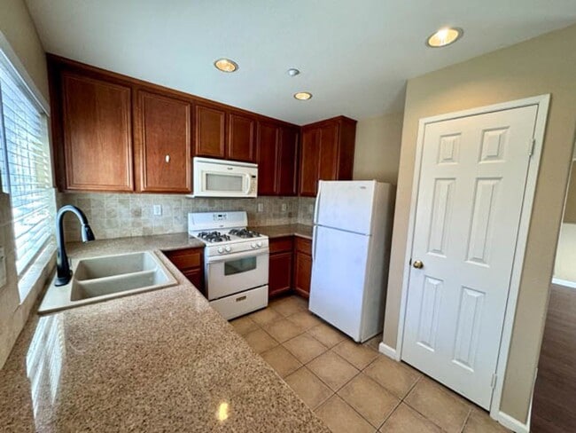 Building Photo - Move-in special! Move in by 12/25 and receive $300 off the first month’s rent! 2 bedroom Condo av...