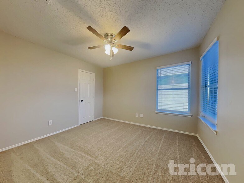 Building Photo - 513 Valley View Dr