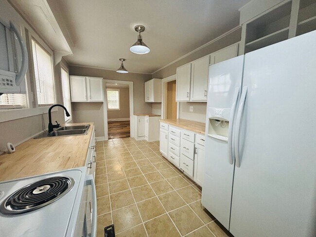 Building Photo - AVAILABLE NOW- Renovated in Rosewood!