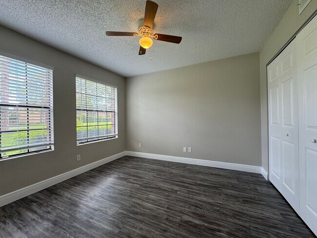Building Photo - 2/1 Condo in Gated Lakefront Altamonte Com...