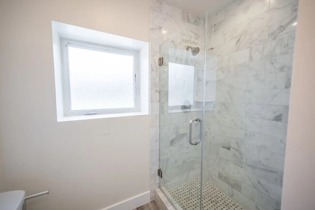 Building Photo - Charming 1-Bed La Jolla Residence with In-Unit Laundry, Carport Parking, and All Utilities Included