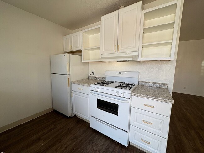 Building Photo - Experience the coastal charm of Oceanside,...