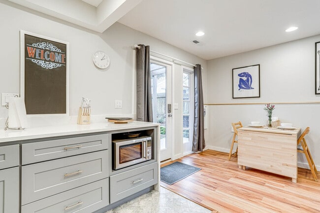 Building Photo - 10052 Interlake Ave N