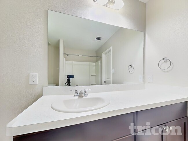 Building Photo - 424 Mallow Dr