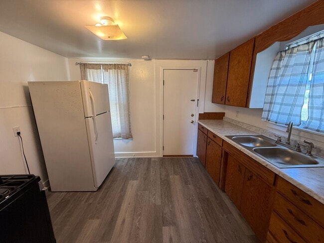 Building Photo - Charming 2 Bedroom 1 Bath Home
