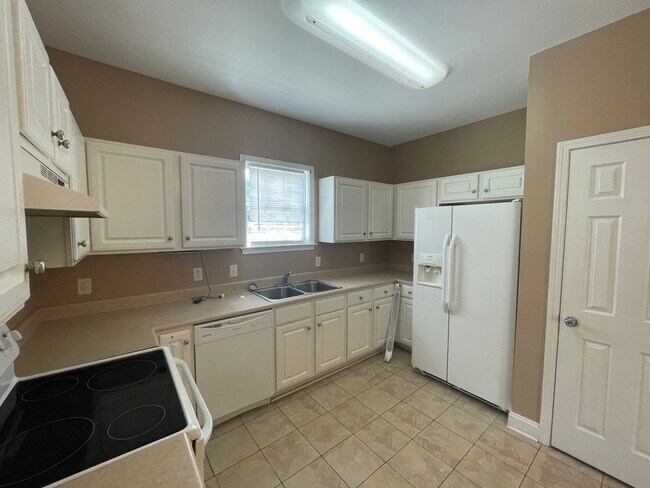 Building Photo - 375 Lullwater Dr