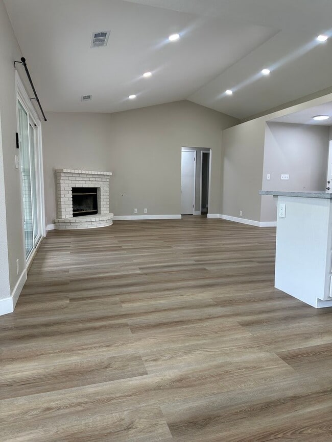 Building Photo - Beautiful newly remodeled home in Turlock