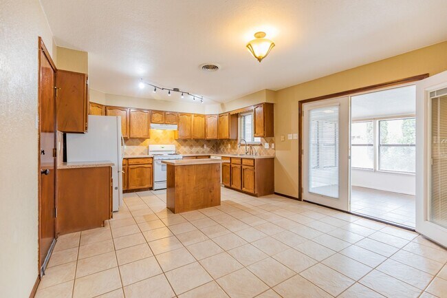 Building Photo - Beautiful Home Near Foothills Park With Gr...