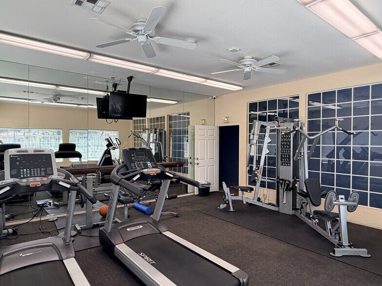 Building Photo - 653 Oak Run Trl