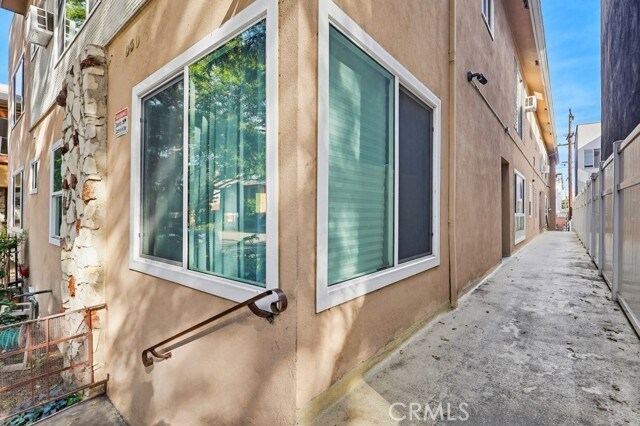 Building Photo - 930 N Stanley Ave