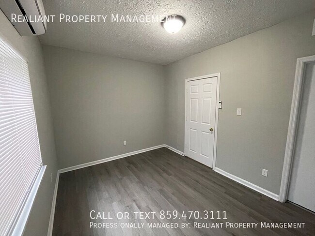 Building Photo - 208 Lakeshore Dr