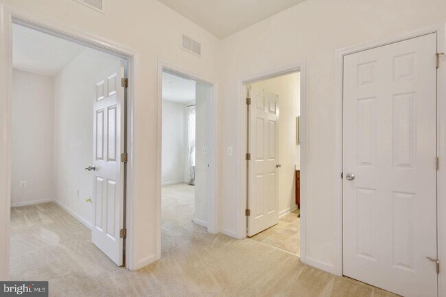 Building Photo - 43881 Centergate Dr