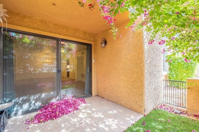 Building Photo - Charming Old Town Scottsdale Condo with Re...