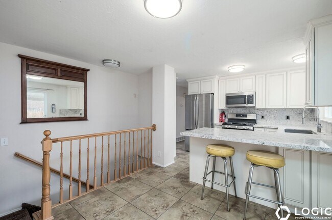 Building Photo - 12055 Cinnamon Ridge Rd
