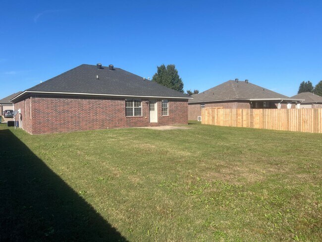 Building Photo - 3 Bed 2 Bath Home