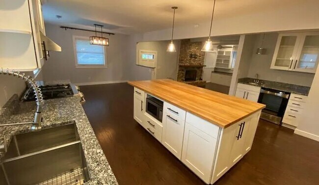 Building Photo - Charming All-Brick 2 Bedroom, 2 Bath Home ...