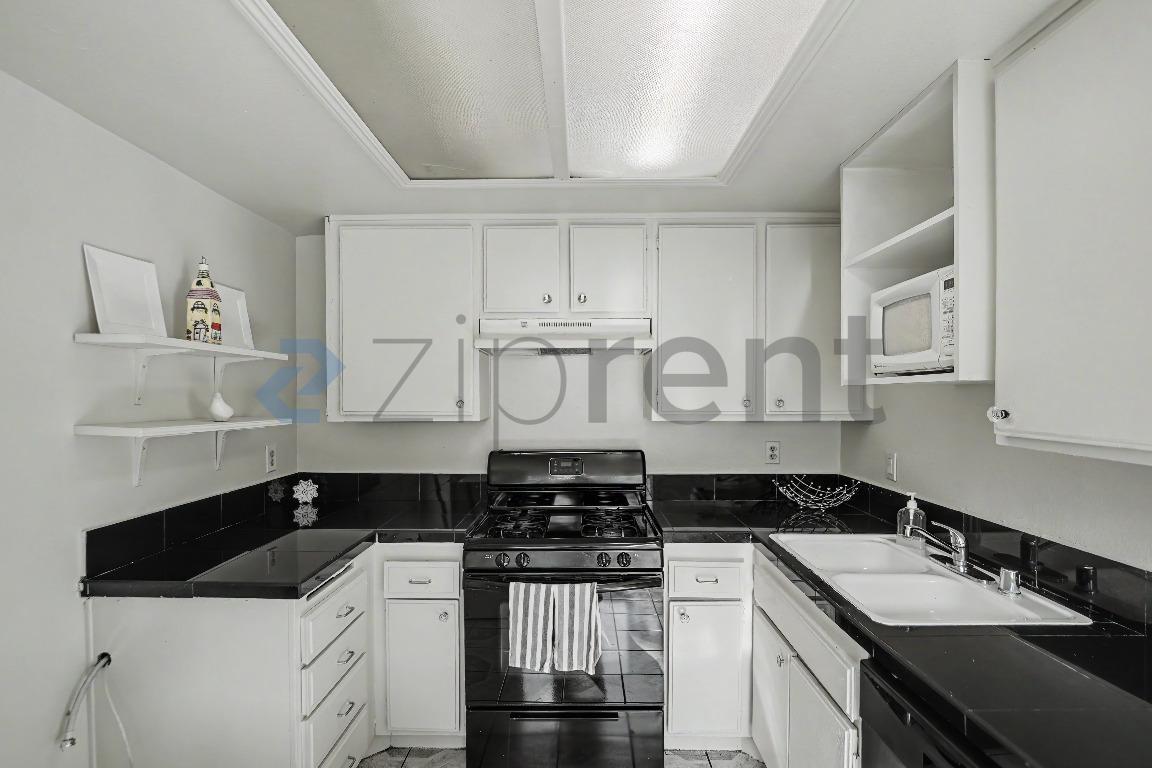 Building Photo - Unit 3