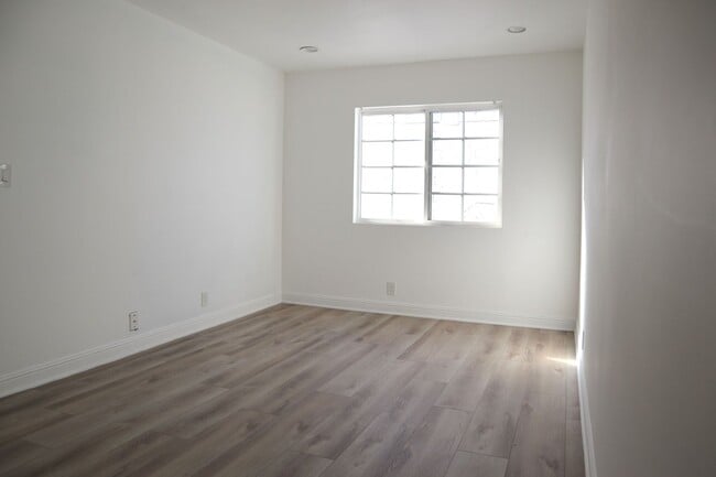 Building Photo - 2bed2bath Apartment in Heart of Pico Robertson!
