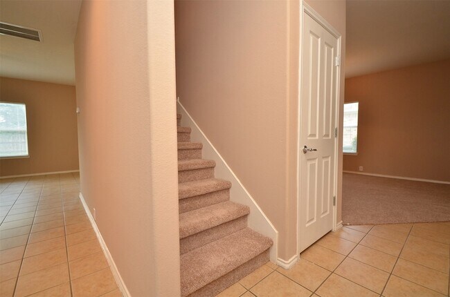 Building Photo - 915 Butterfly Ln