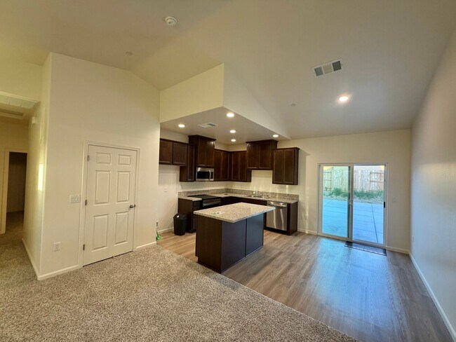 Building Photo - Make yourself at home in this delightful Delano single-family residence!