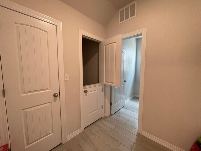 Building Photo - Modern Elegance Meets Prime Location – Stu...