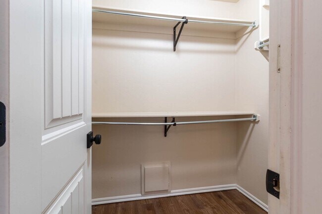 Building Photo - Spacious 2BD/2BTH Home Minutes away from Top Golf Chisholm Creek Shopping Center and Quail Spring...