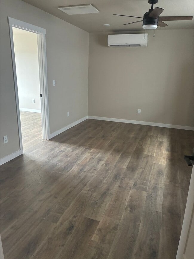 Building Photo - Modern 1 Bedroom, 1 Bath In White City Utilities Included