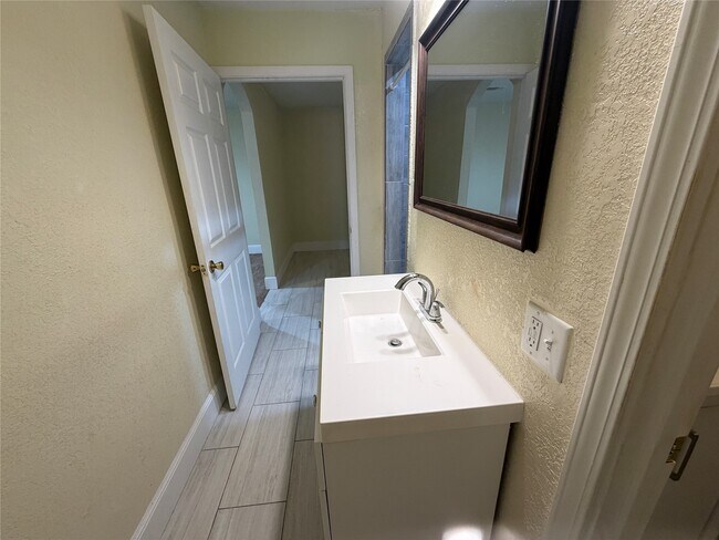 Building Photo - 2501 Maple St