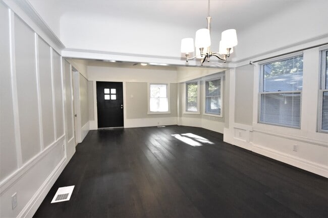 Building Photo - 306 24th St