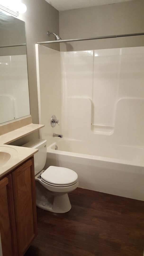 Building Photo - 3 bed, 2 bath Home with GARAGE!