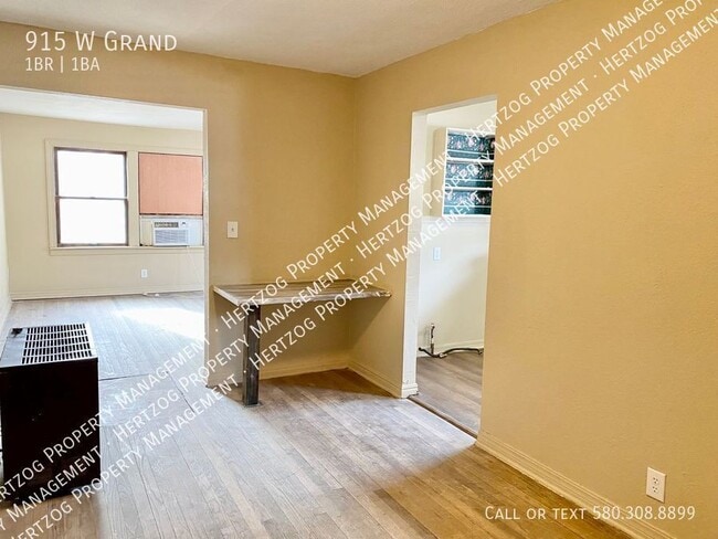 Building Photo - 915 W Grand-