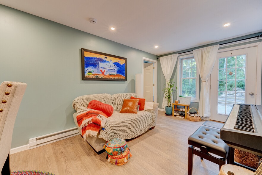 Living room - 404 Bassetts Bridge Rd