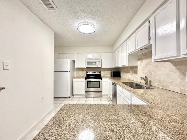 Building Photo - 6115 Briar Terrace Dr
