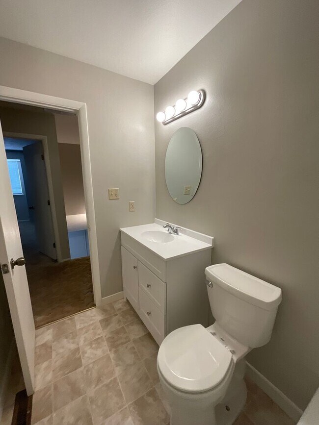 Building Photo - 1621 N Farmington Ave