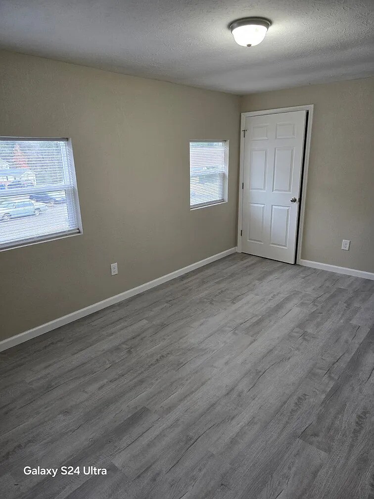 Building Photo - 126 Tacoma Rd