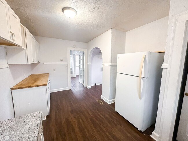 Building Photo - 136 W 37th St