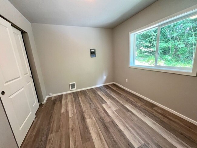 Building Photo - Charming 2-Bedroom Home with Garage Near P...