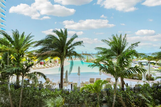 Building Photo - 220 Lake Shore Dr