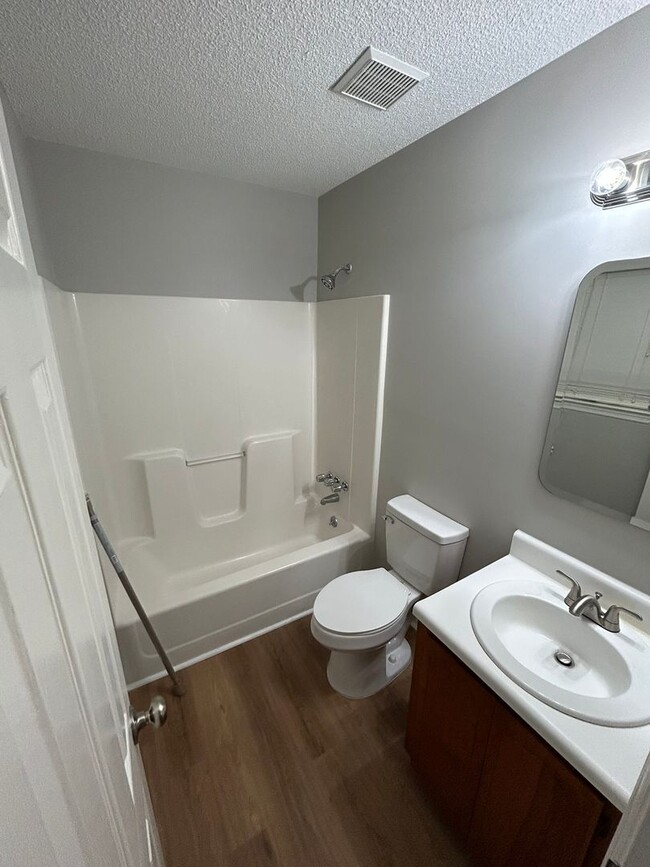 Building Photo - Newly Renovated 3 bedroom/ 2 bathroom in d...