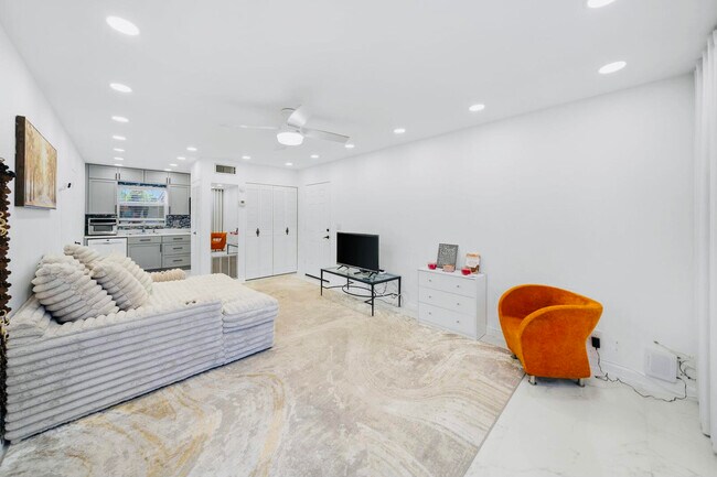 Building Photo - 129 Lake Carol Dr