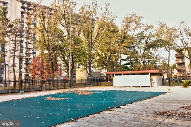 Building Photo - 10320 Westlake Dr